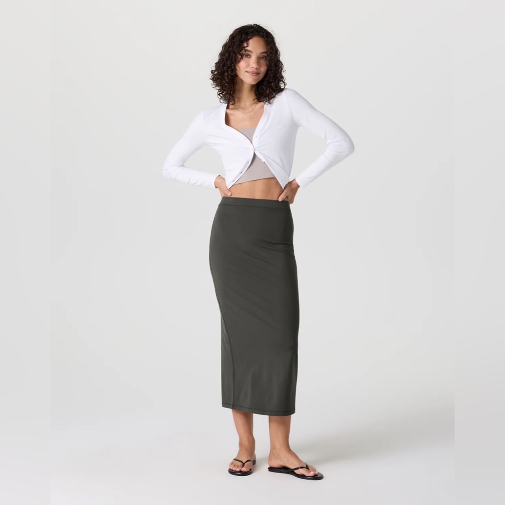 NEW Vuori Halo Column Skirt in Kale - Picture 2 of 8
